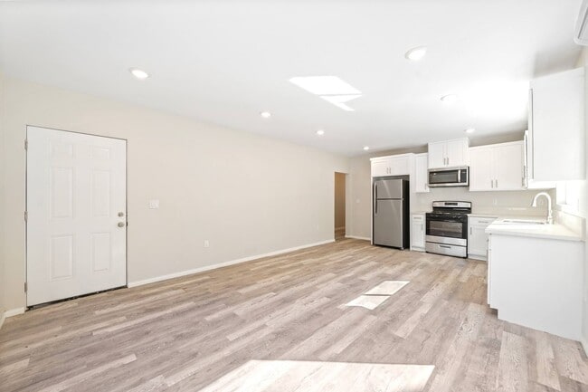 324 1/2 W 51st St in Los Angeles, CA - Building Photo - Building Photo