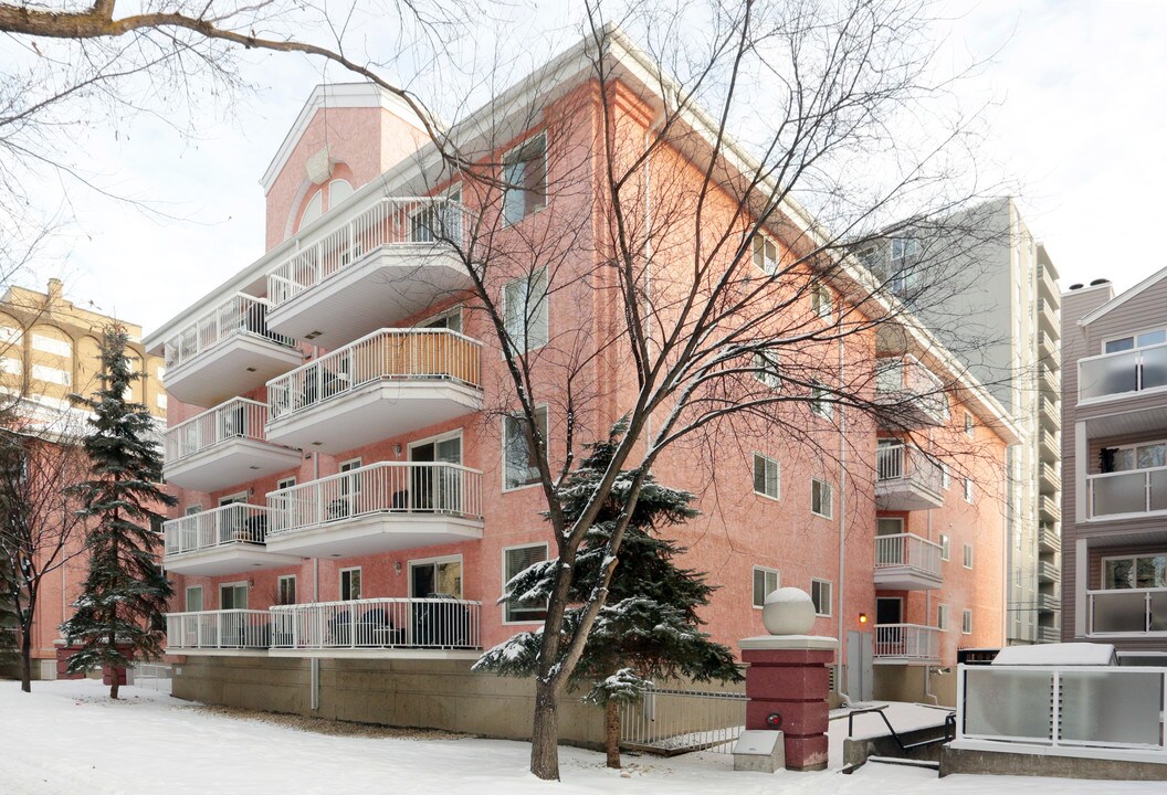 Cherry Brook Court in Edmonton, AB - Building Photo