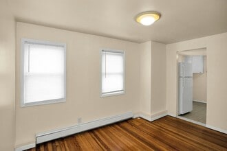 217 Rocklyn Ave in Lynbrook, NY - Building Photo - Building Photo