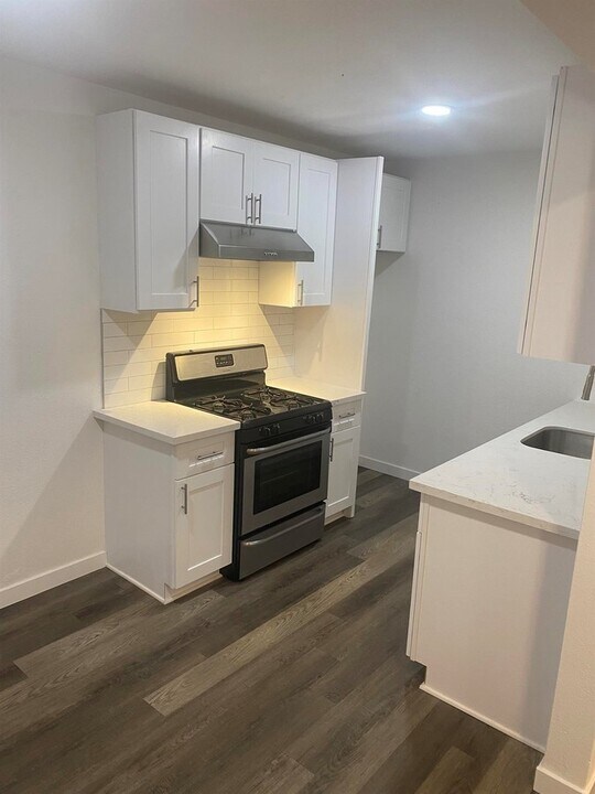 1423 W Lingan Ln, Unit 1 in Santa Ana, CA - Building Photo