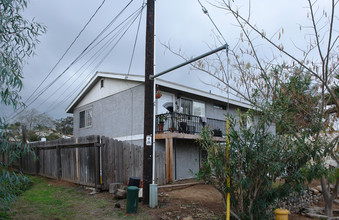 430-440 Ammunition Rd in Fallbrook, CA - Building Photo - Building Photo