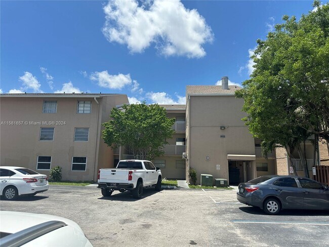 8420 SW 154th Cir Ct-Unit -536 in Miami, FL - Foto de edificio - Building Photo