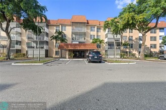 4154 Inverrary Dr in Lauderhill, FL - Foto de edificio - Building Photo