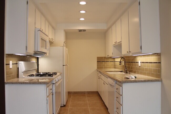 2349 S Bentley Ave in Los Angeles, CA - Building Photo - Building Photo