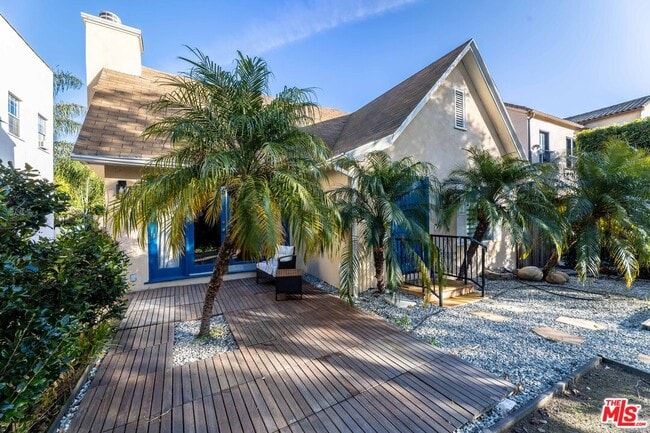 1112 S Highland Ave in Los Angeles, CA - Building Photo - Building Photo