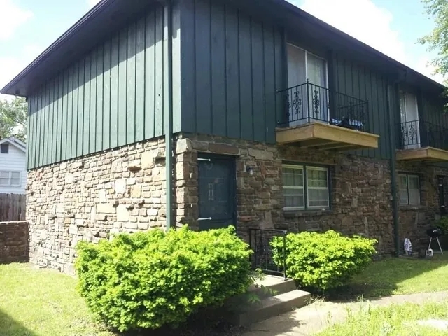 Spanish Villa in Pittsburg, KS - Foto de edificio