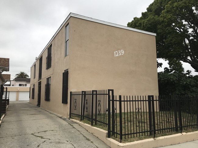 1239 W 102nd St in Los Angeles, CA - Building Photo - Building Photo