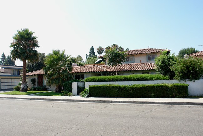 402 W Kelly Ave in Orange, CA - Building Photo - Building Photo