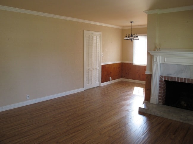 10804 Ashby Ave in Los Angeles, CA - Building Photo - Building Photo