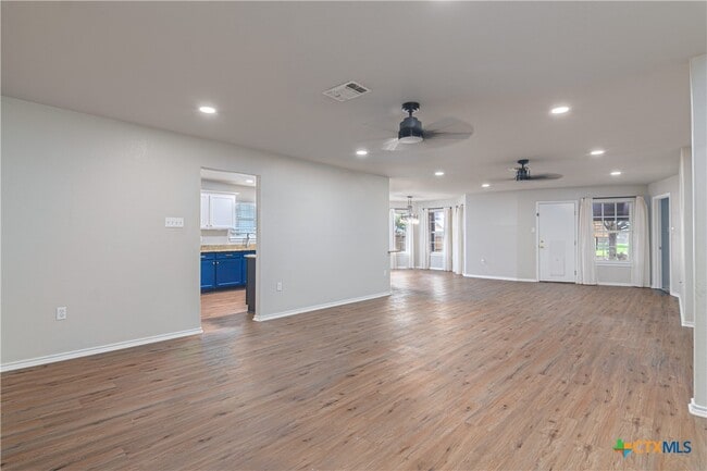 121 Castlewood Dr in Seguin, TX - Building Photo - Building Photo