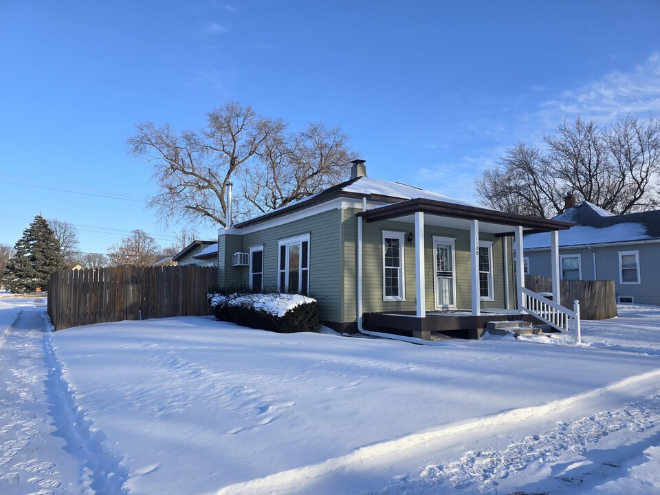 1120 15th St in Aurora, NE - Building Photo