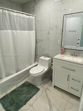 1901 NE 186th Dr-Unit -1 in North Miami Beach, FL - Foto de edificio - Building Photo