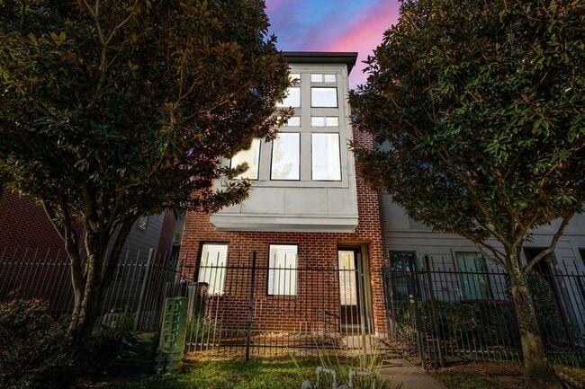 2824 Leeland St in Houston, TX - Building Photo - Building Photo