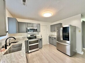 4205 Brookvalley Dr in Raleigh, NC - Foto de edificio - Building Photo