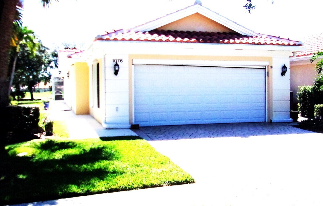 1076 SW Tamarrow Pl in Stuart, FL - Building Photo