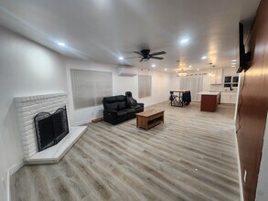 1320 Vinca Way in San Diego, CA - Building Photo - Building Photo