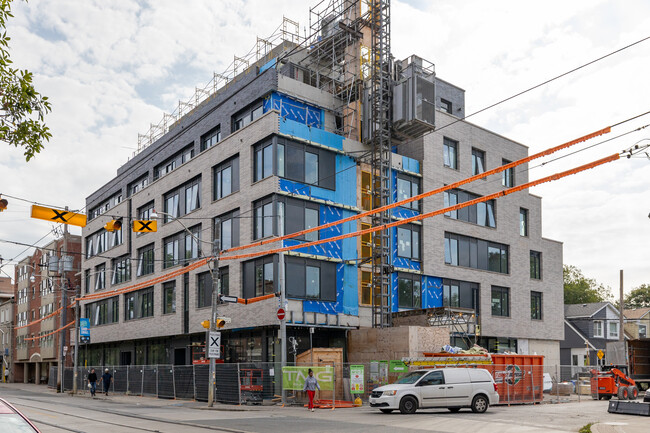 115 Larchmount in Toronto, ON - Building Photo - Building Photo