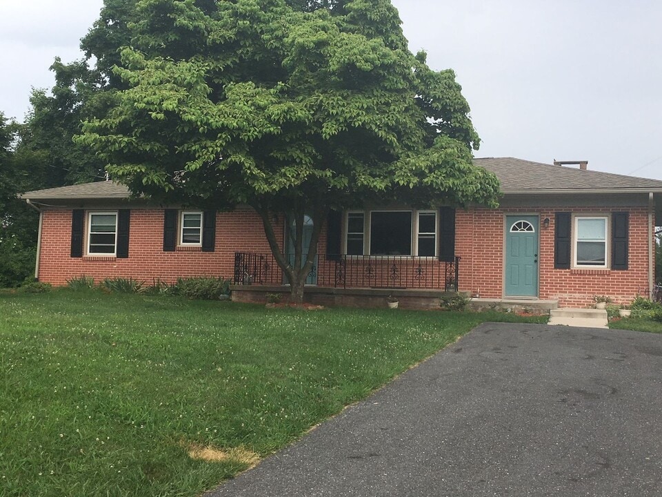 379 National Ave in Staunton, VA - Building Photo