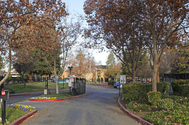 Villa Monterey Apartments in San Jose, CA - Foto de edificio - Building Photo