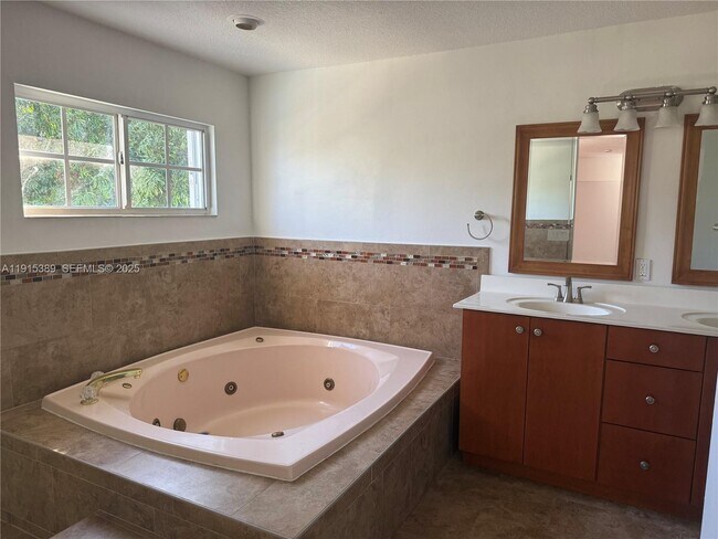 10937 SW 138th Pl in Miami, FL - Building Photo - Building Photo