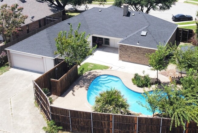 2260 Valley Mill in Carrollton, TX - Foto de edificio - Building Photo