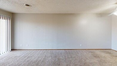 1727 N Grandview Ln in Bismarck, ND - Building Photo - Building Photo