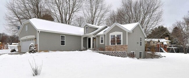 property at 79 Rogue River View Dr NE