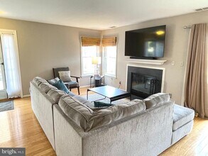 7602 Lakeside Village Dr in Falls Church, VA - Building Photo - Building Photo