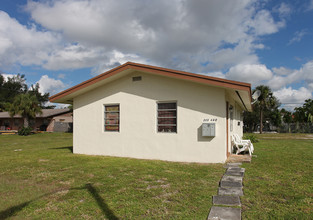 317-325 NW 40th St in Oakland Park, FL - Building Photo - Building Photo