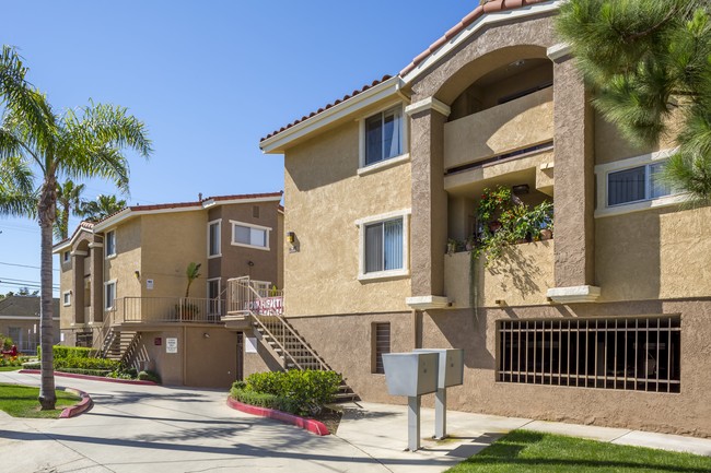 Orange Bay Apartments in Costa Mesa, CA - Building Photo - Building Photo