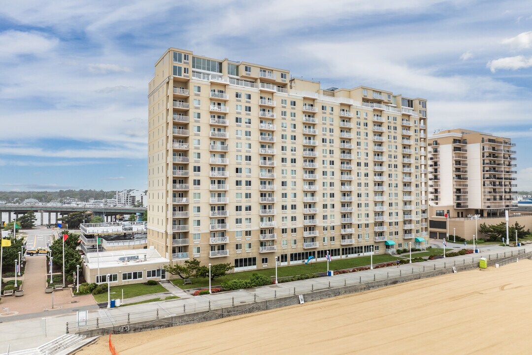 Dolphin Run in Virginia Beach, VA - Building Photo