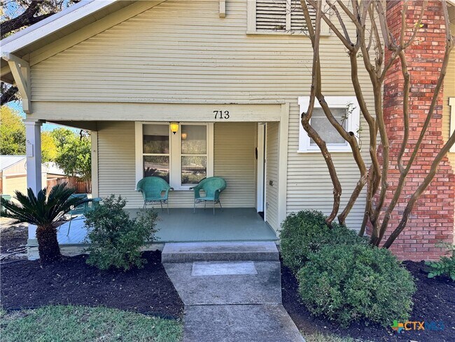 713 Burleson St in San Marcos, TX - Building Photo - Building Photo