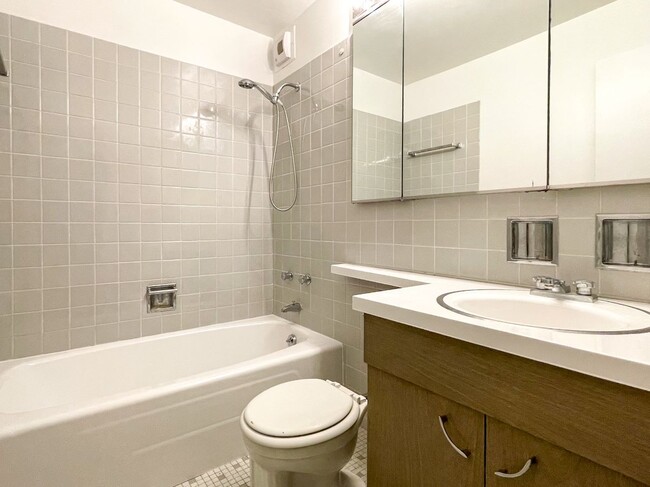 3550 N Lake Shore Dr, Unit 807 in Chicago, IL - Foto de edificio - Building Photo