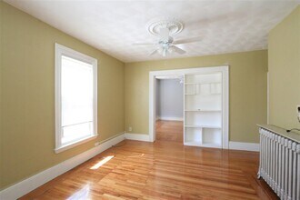 58 Vinal Ave, Unit 2F in Somerville, MA - Foto de edificio - Building Photo