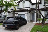 7611 NW 115th Ct in Doral, FL - Foto de edificio - Building Photo