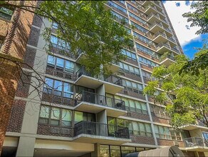 2740 N Pine Grove Ave, Unit 17F in Chicago, IL - Building Photo - Building Photo