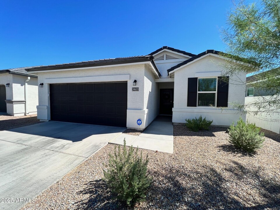 24633 Barley Rd in Florence, AZ - Building Photo