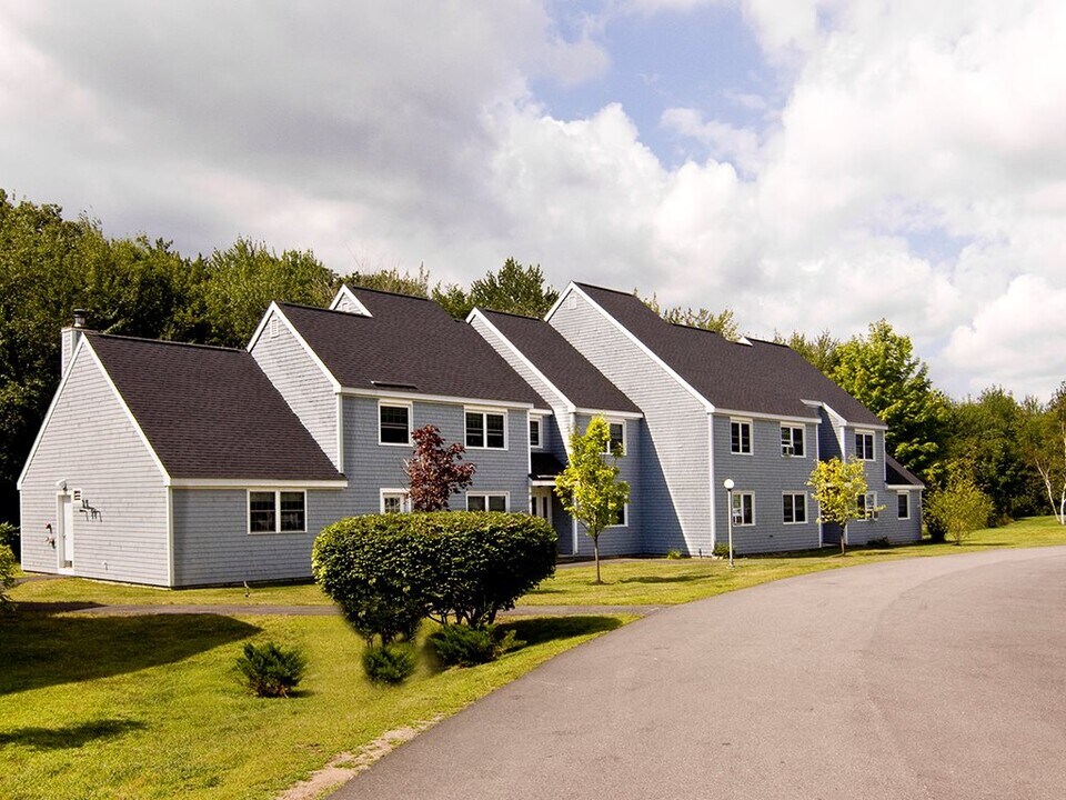 102 Stephen Eaton Ln in Wells, ME - Building Photo