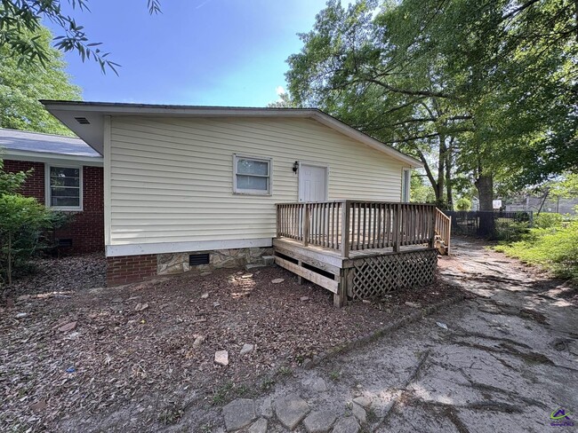 1301 Tucker Rd in Perry, GA - Foto de edificio - Building Photo