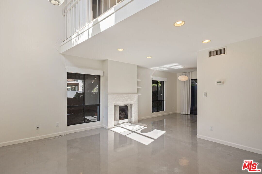 3010 Colorado Ave in Santa Monica, CA - Building Photo