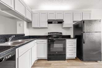 Tennis Towers Apartments in West Palm Beach, FL - Building Photo - Building Photo