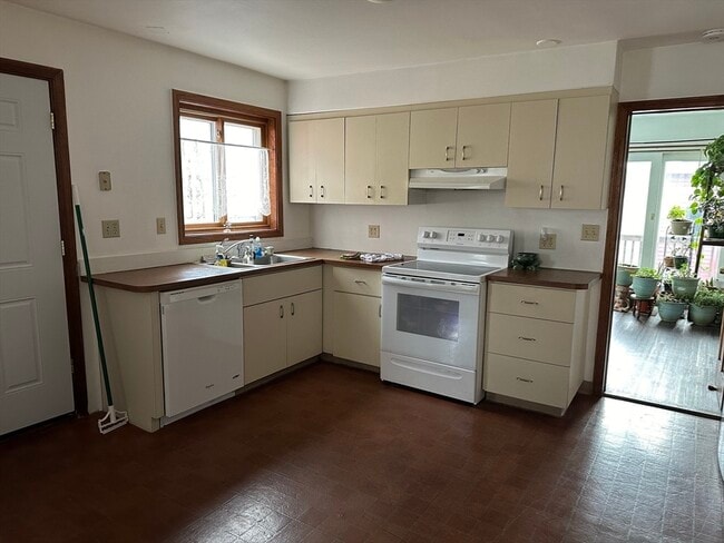 579 Bennington St in Boston, MA - Building Photo - Building Photo