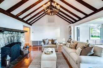 140 Old Winkle Point Rd in Northport, NY - Building Photo - Building Photo