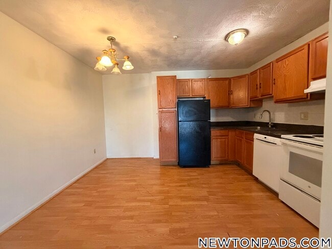 175 Adams St, Unit 21 in Newton, MA - Building Photo - Building Photo