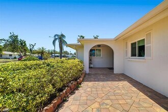 5522 Yorkshire Way in Sarasota, FL - Building Photo - Building Photo
