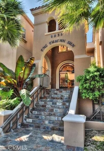 1835 S Barrington Ave, Unit 202 in Los Angeles, CA - Building Photo