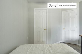 Private bedroom in 3 bed/2 bath Home in Austin, TX - Building Photo - Building Photo