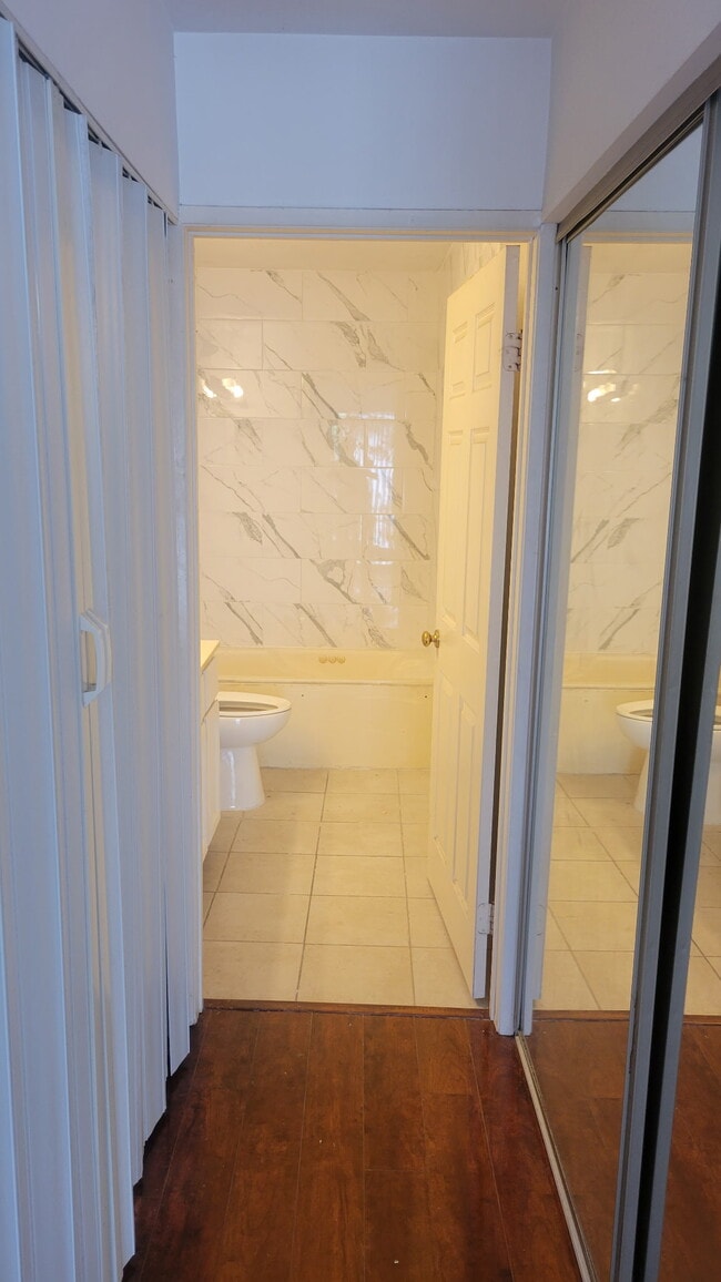 10960 Ashton Ave, Unit 208 in Los Angeles, CA - Building Photo - Building Photo