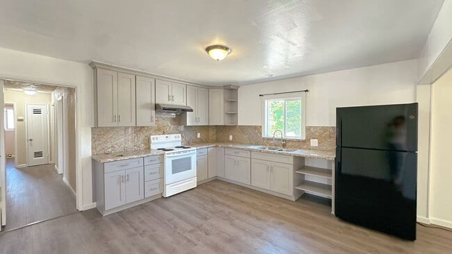 215 Odessa Ave in Pittsburg, CA - Building Photo - Building Photo