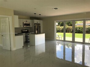 6851 SW 48th Terrace in Miami, FL - Building Photo - Building Photo
